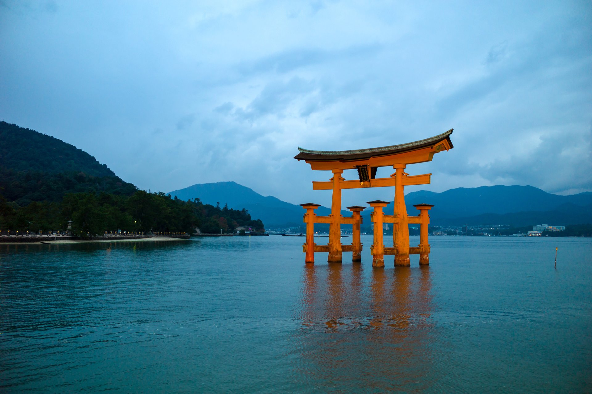Miyajima – hòn đảo linh thiêng với chiếc cổng Thần đạo nổi trên mặt biển
